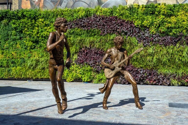 Статуї The Rolling Stones засяяли у передмісті Лондона