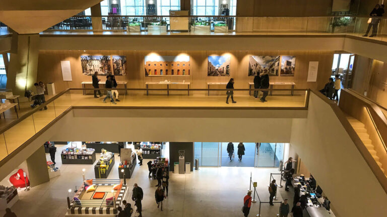 Лондонский Музей Дизайна отмечает 65-летие Барби