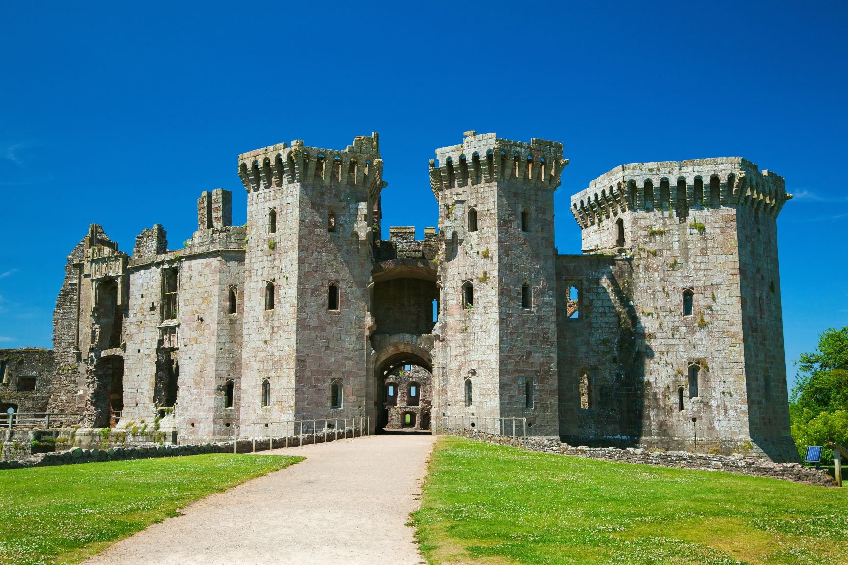 Castle 7 3. Achnacarry Castle. Historical Castle. Замок Раглан желтая башня. Замок Раглан модель реконструкция.