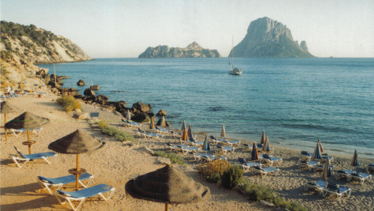 Туристов на Майорке и Ибице ждут строгие ограничения и выдворения