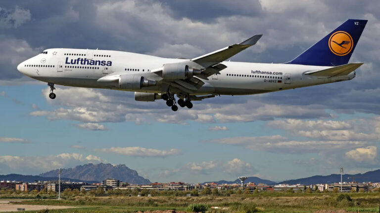 Lufthansa улучшает свои самолеты зарядками и держателями для гаджетов