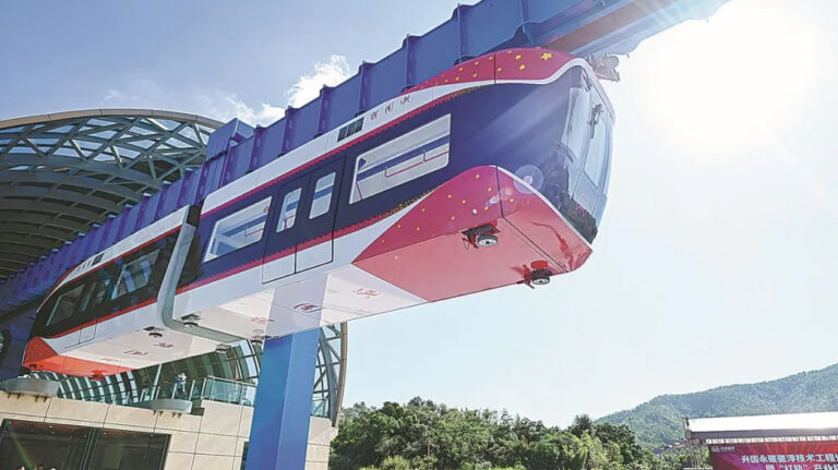 Китай запустил первый надводный высокоскоростной поезд