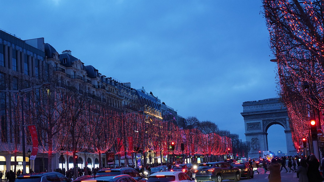 Єлисейські поля в Парижі засвітилися новим екологічним світлом